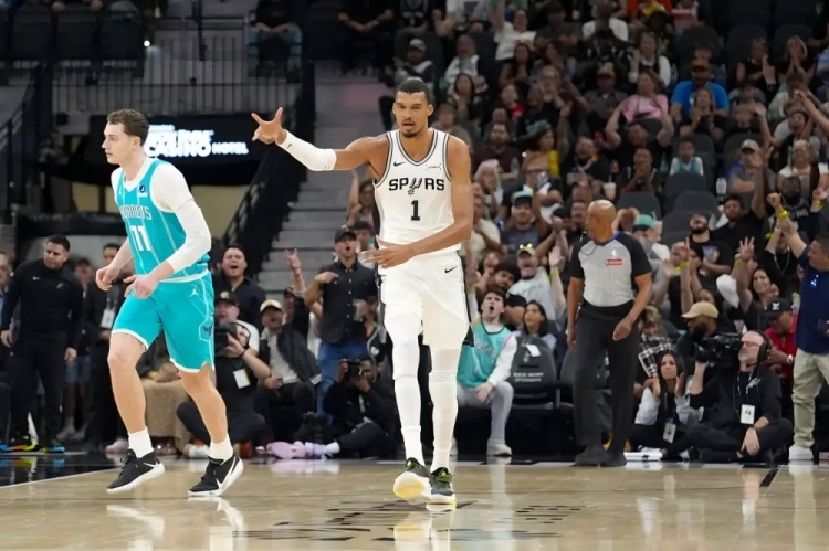 文班亚马捕住黄蜂:遮天蔽日的存在感